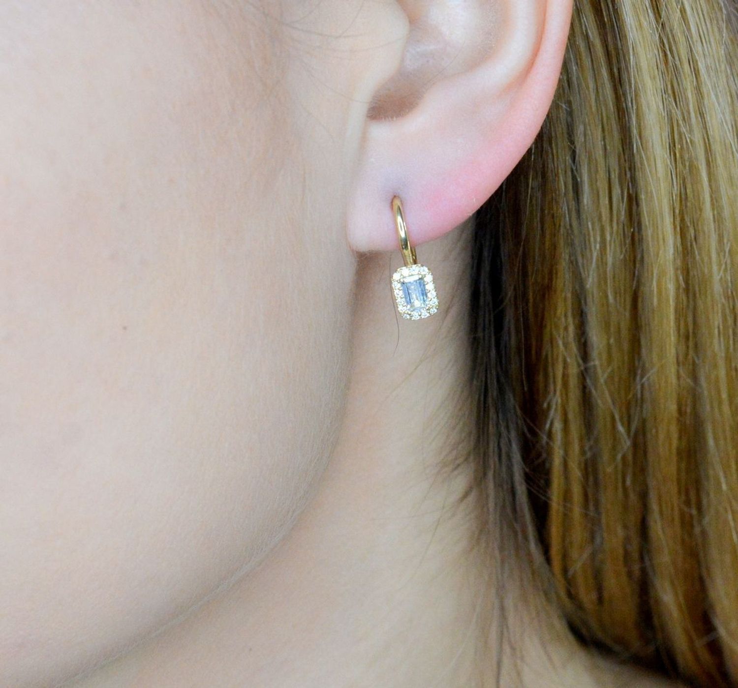 Złote kolczyki 375 wiszące prostokąty w cyrkoniach KL 11238 375. Delikatne kolczyki wysadzone cyrkoniami. Kolczyki zostały wykonane z najwyższej jakości próby żółtego złota 375. Kolczyki posiadają wygodne zapięcie na bigiel. Idealne.jpg